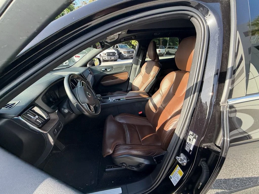 Used 2021 Onyx Black Metallic Volvo T6 Inscription image 9
