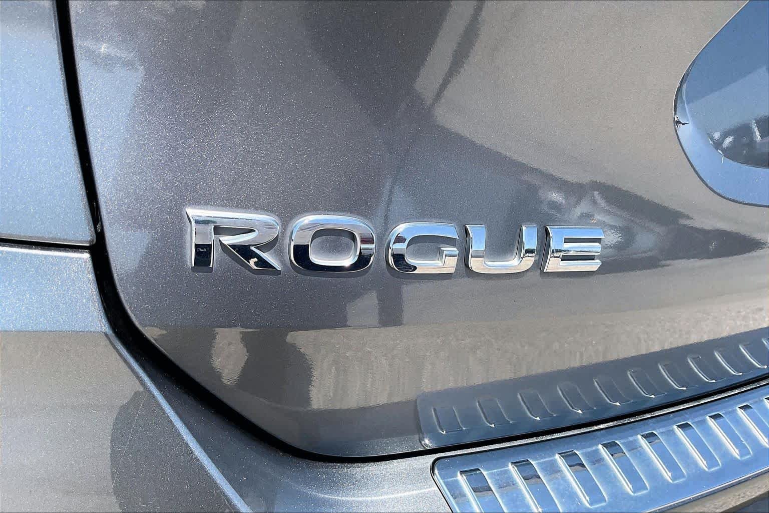 Used 2017 Gun Metallic Nissan SL image 10