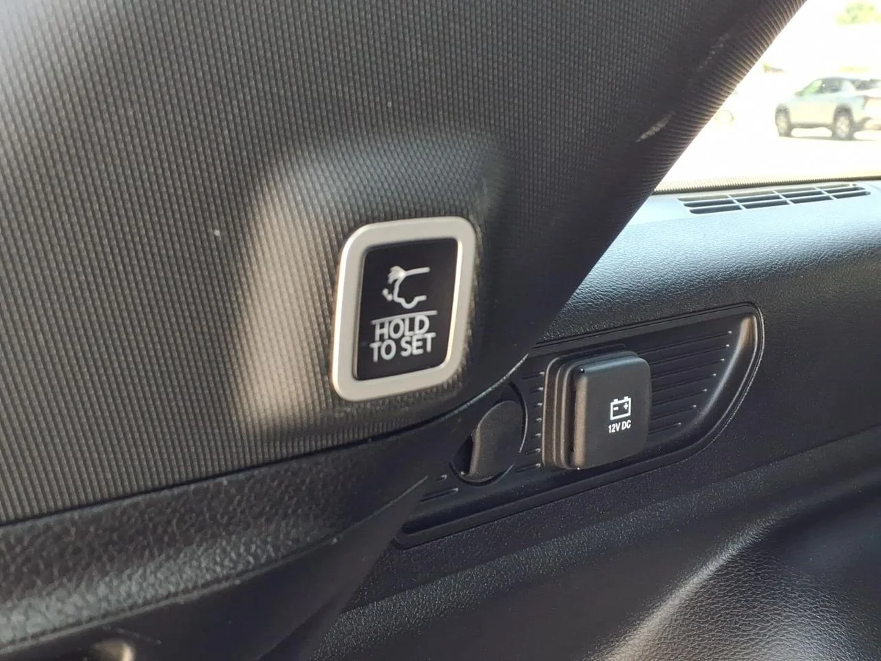 Used 2025 White Jeep Altitude image 28