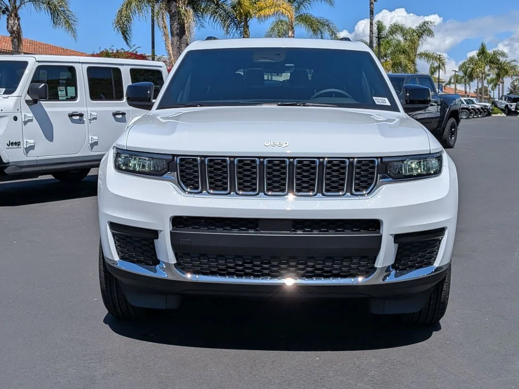 New 2026 Bright White Clear-Coat Exterior Paint Jeep Laredo image 2