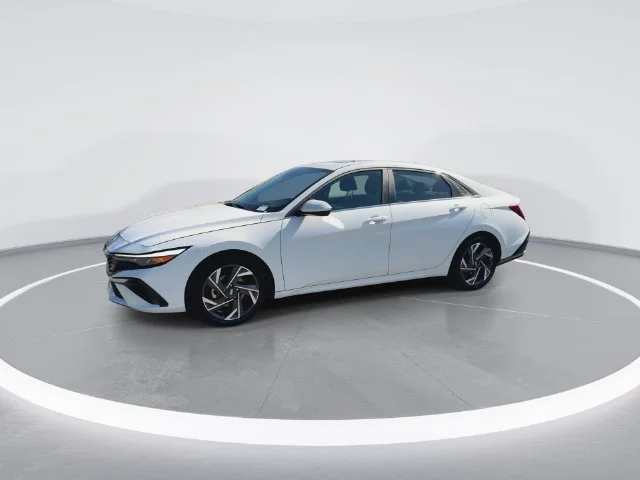 Used 2025 White Hyundai SEL Convenience image 4