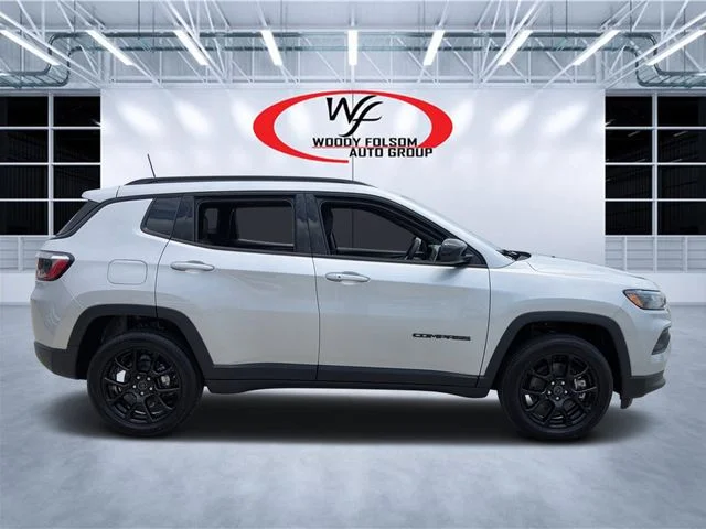 New 2026 Silver Zynith Metallic Clear-Coat Exterior Paint Jeep Latitude image 2