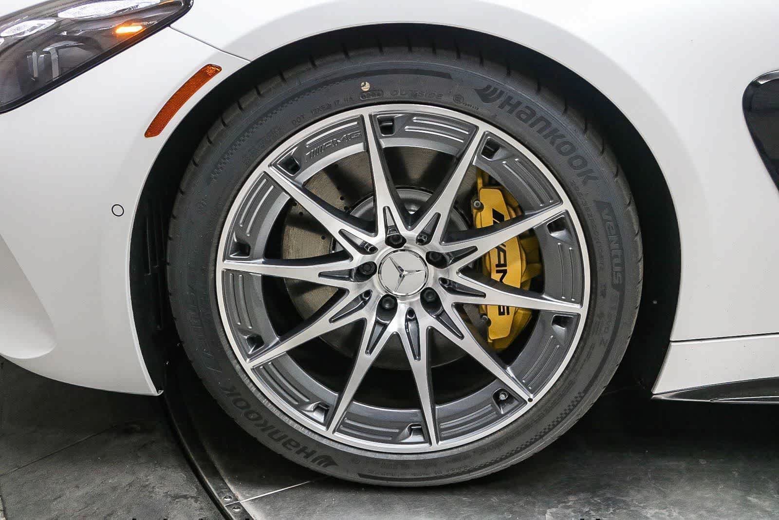 New 2025 MANUFAKTUR paint MANUFAKTUR opalite white magno Mercedes-Benz AMG® GT 63 Coupe image 11