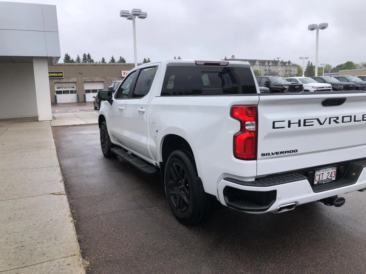 Used 2024 White Chevrolet 4WD Crew Cab 147" RST w/ Z71 image 5