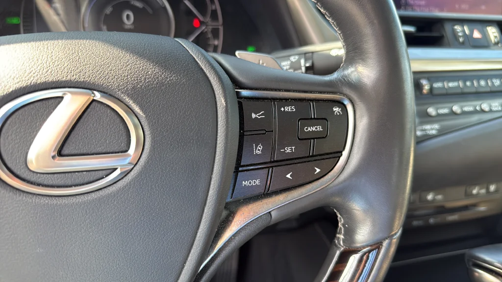 Used 2020 Silver Lexus 300h image 25