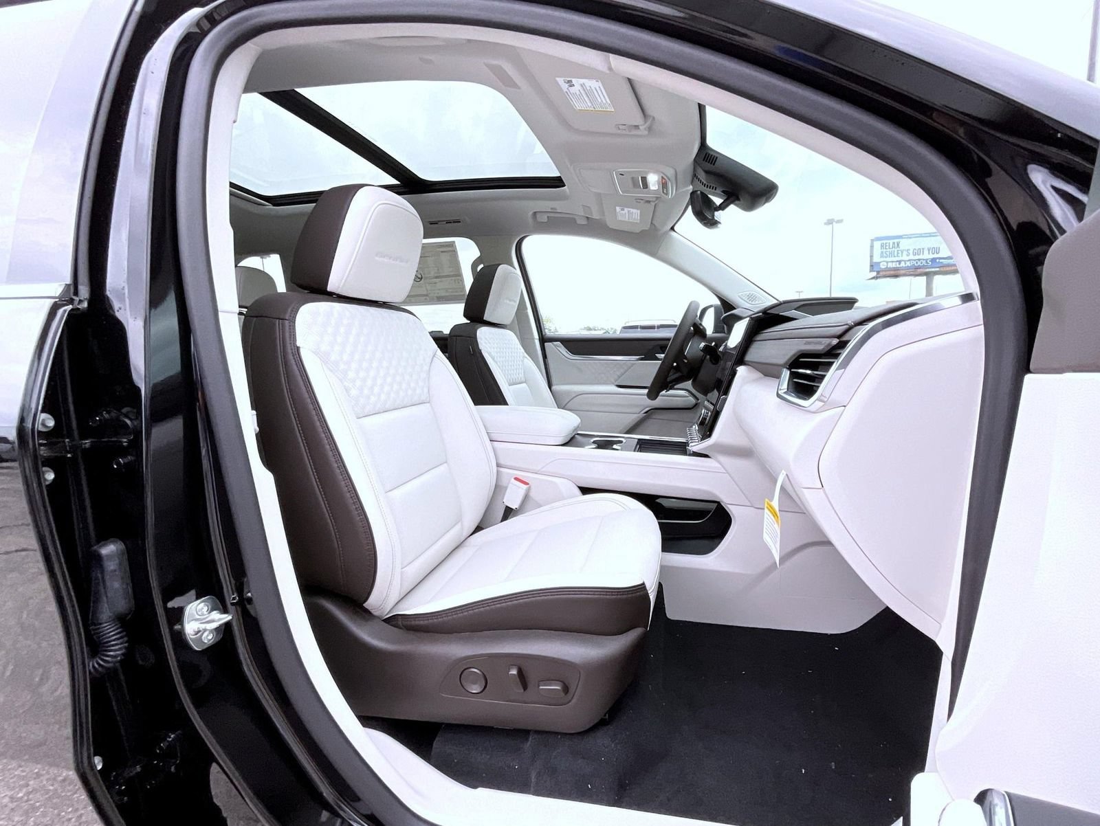 2027 GMC Acadia Denali - Photo 15