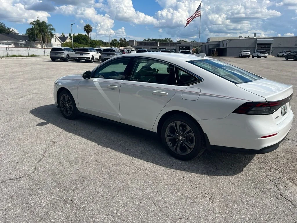 Used 2023 White Honda EX image 4