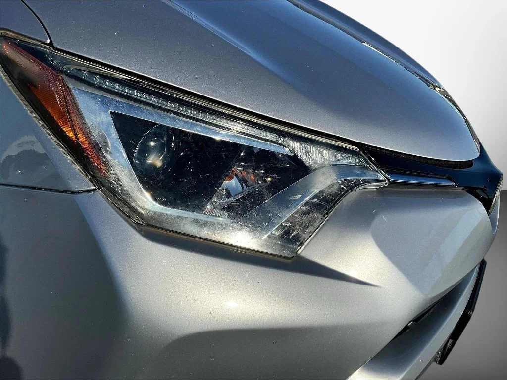 Used 2018 Silver Toyota XLE image 32