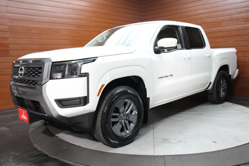New 2027 Glacier White Nissan Crew Cab SV image 27
