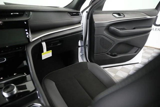 New 2026 Bright White Clear-Coat Exterior Paint Jeep Altitude image 24
