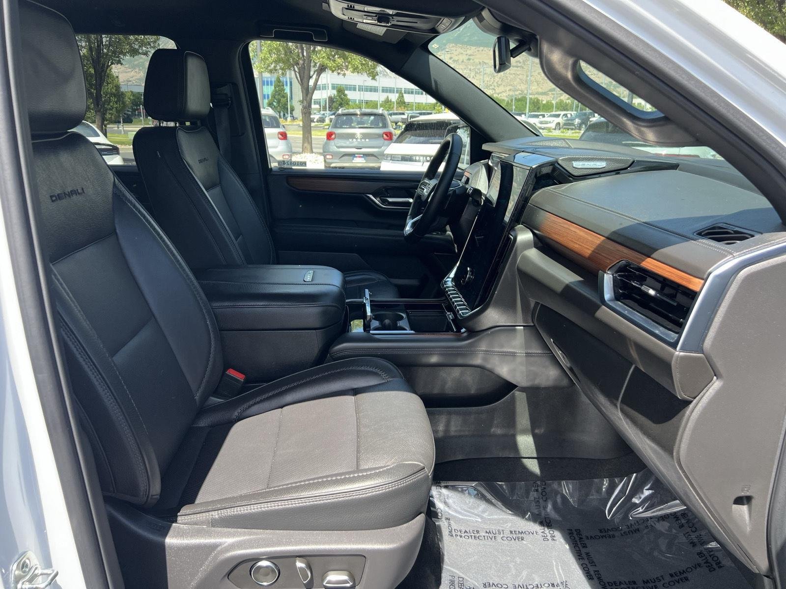 2025 GMC Yukon Denali - Photo 23