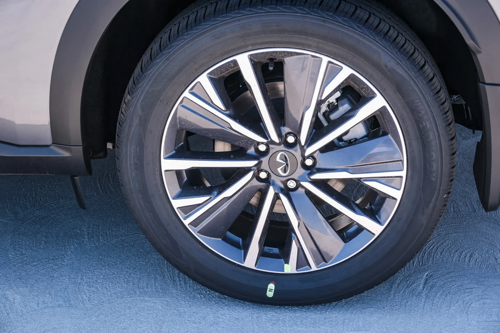 New 2027 GRAPHITE SHADOW INFINITI Luxe FWD image 9