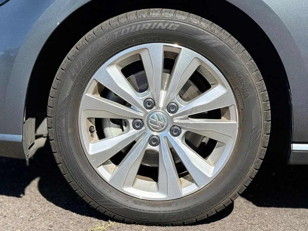 Used 2019  Volkswagen S image 9