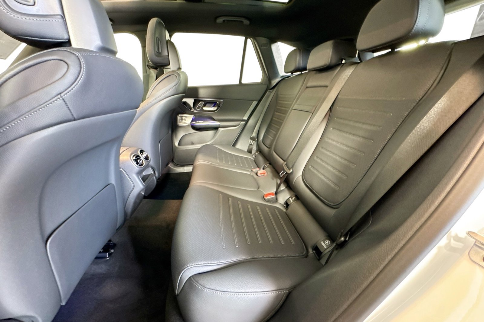 New 2026 MANUFAKTUR Moonlight White Metallic Mercedes-Benz GLC 300 image 22
