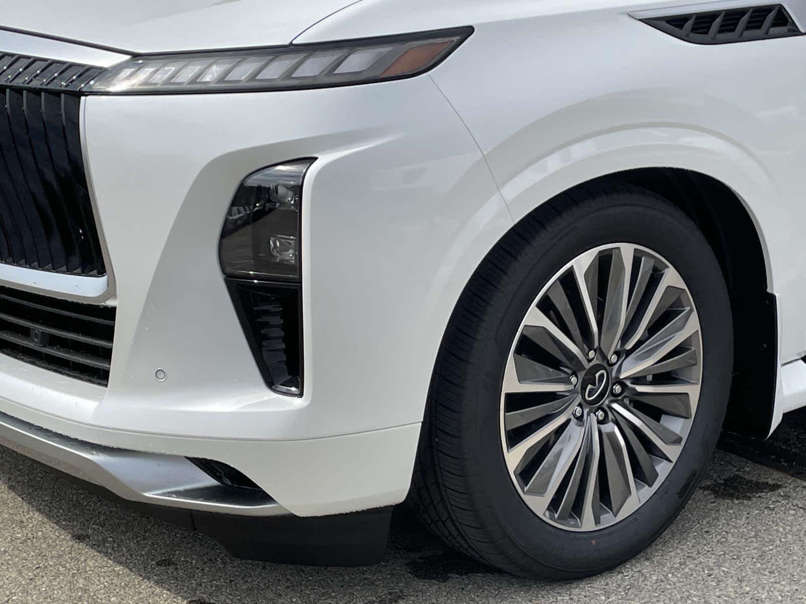 New 2026 Radiant White INFINITI LUXE image 13
