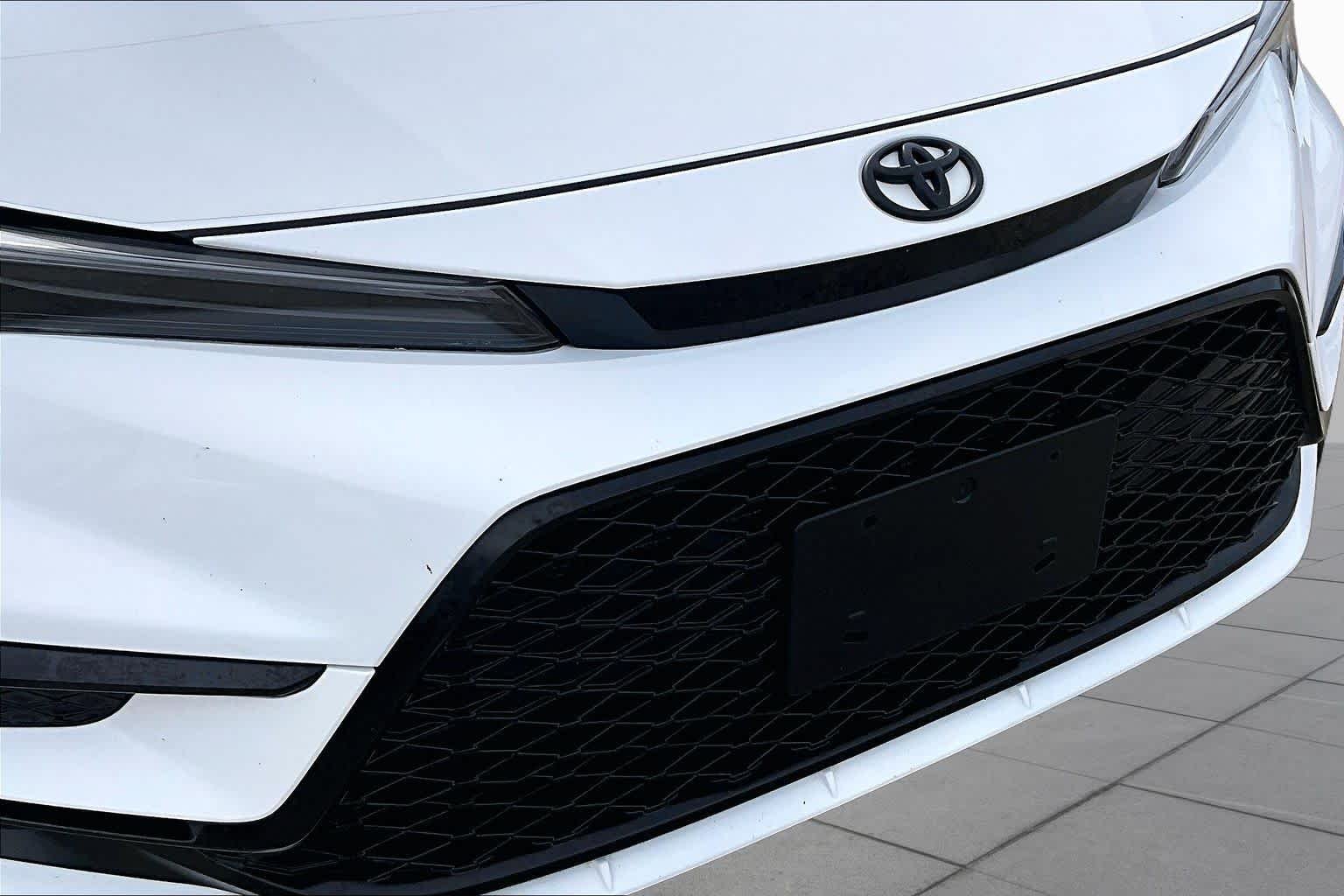 Used 2023 Ice Cap Toyota SE image 29