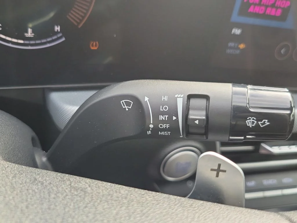 Used 2024 White Hyundai SEL image 28