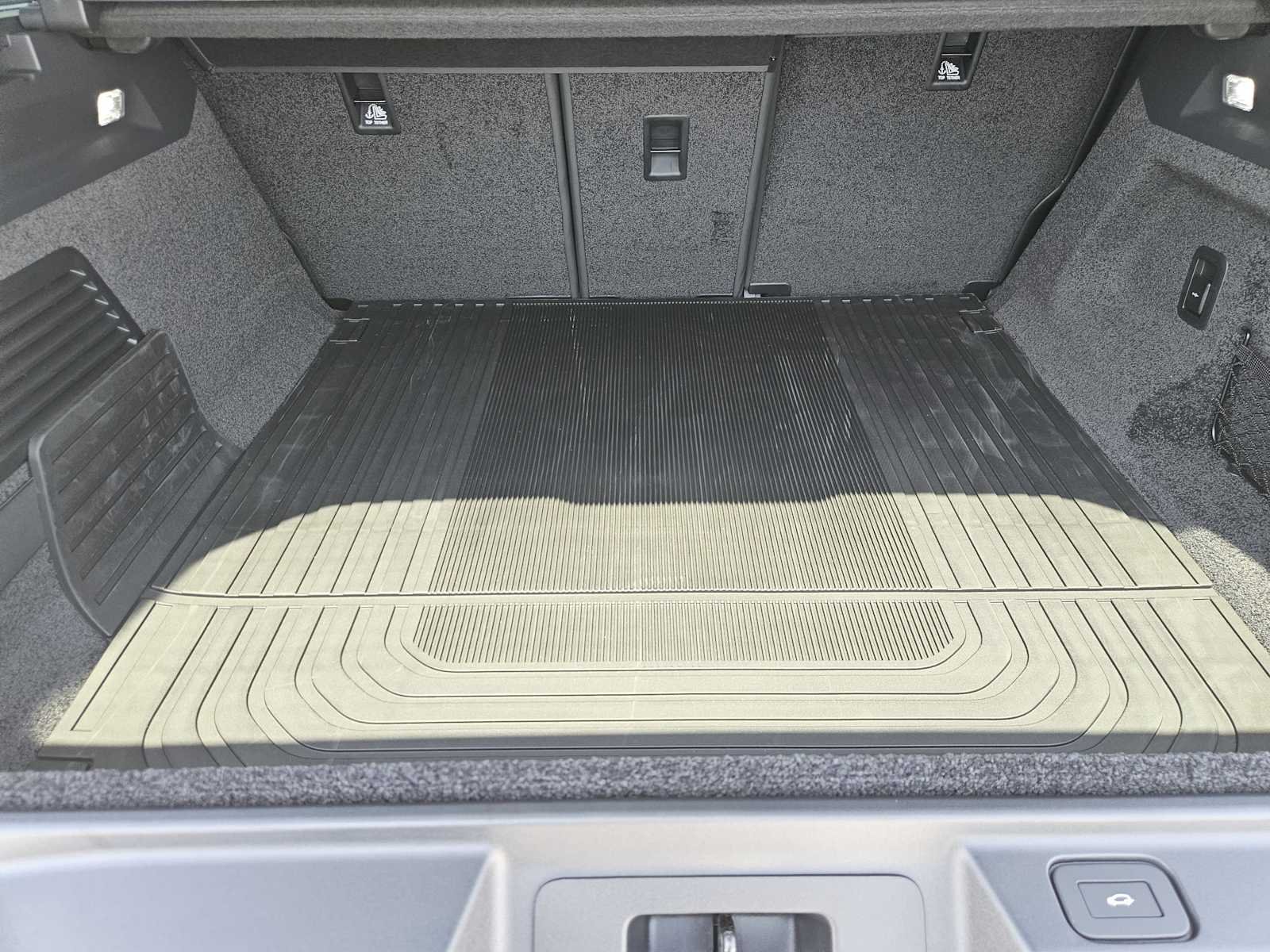 New 2026 Belgravia Green LAND ROVER SE image 31