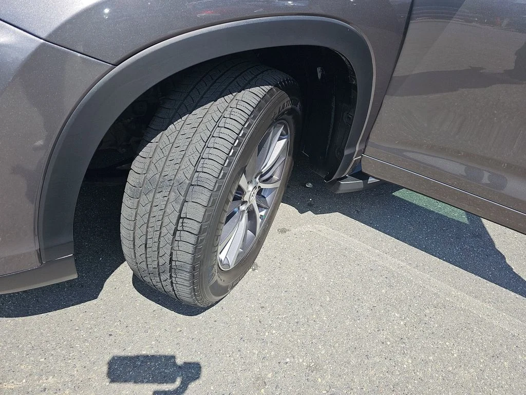 Used 2018 Gray Toyota XLE image 31