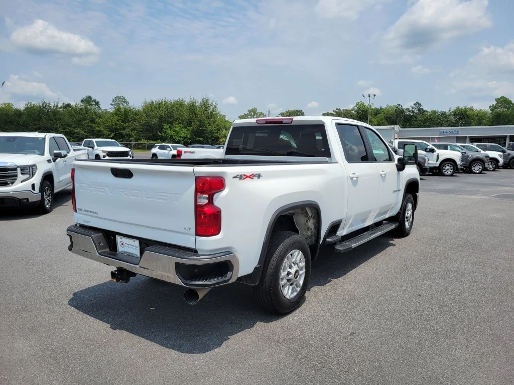 Used 2025 Summit White Chevrolet LT image 6