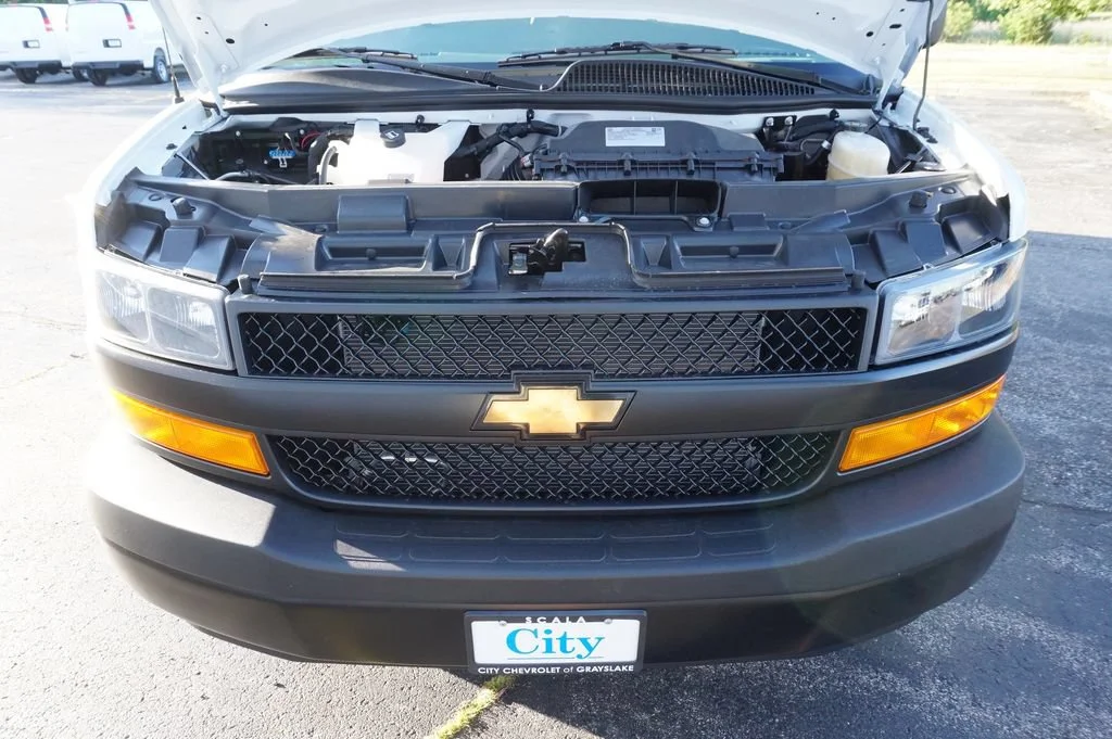 New 2026 Summit White Chevrolet WT image 22