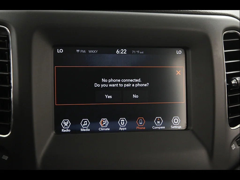 Used 2019 Olive Green Pearl Coat Jeep Latitude image 12