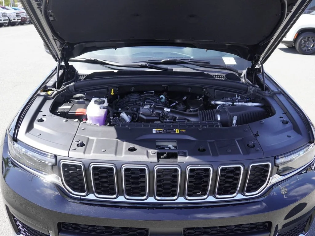 New 2026 Diamond Black Crystal Pearl-Coat Exterior Paint Jeep Laredo image 30