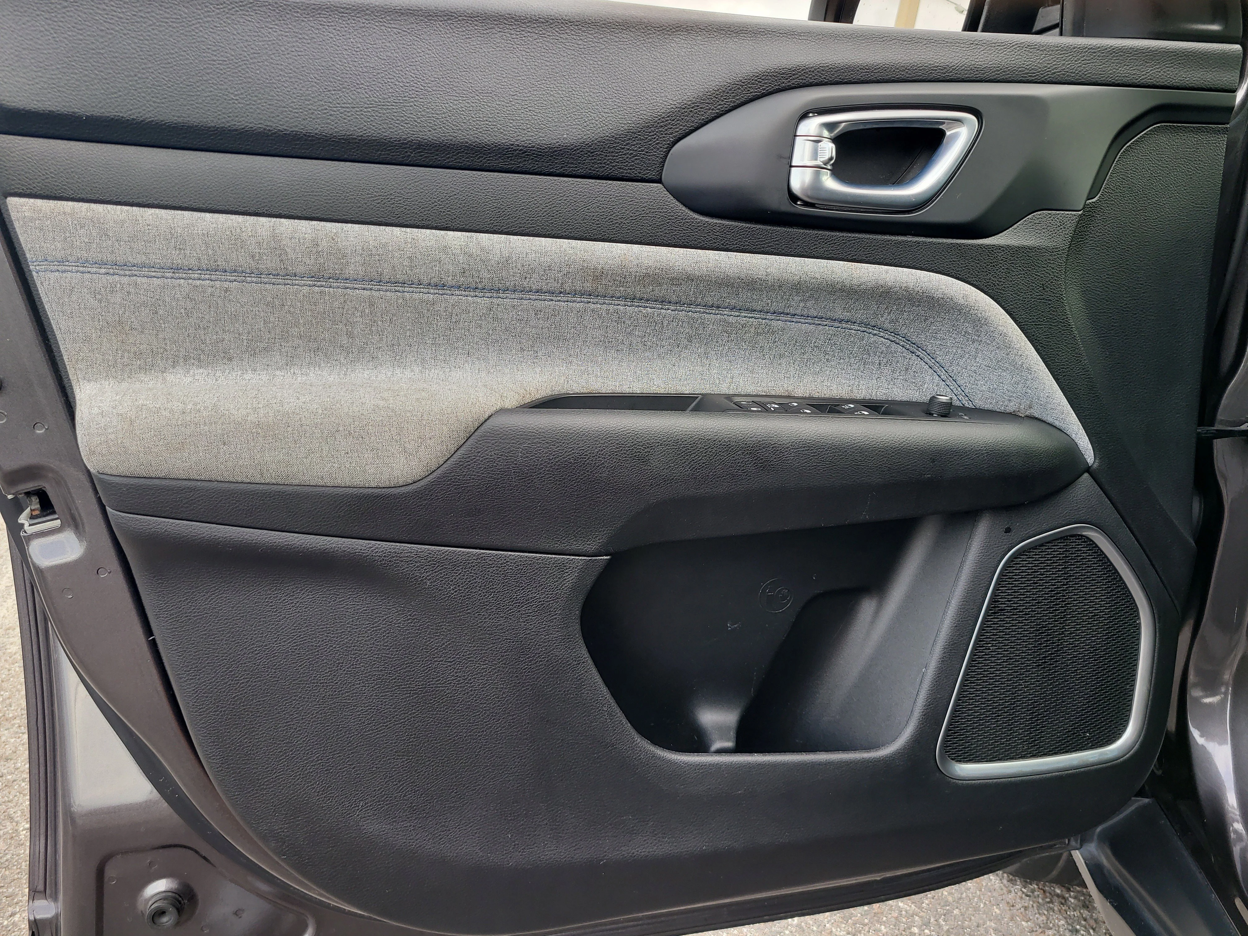 Used 2022 Granite Crystal Metallic Clearcoat Jeep Latitude image 15