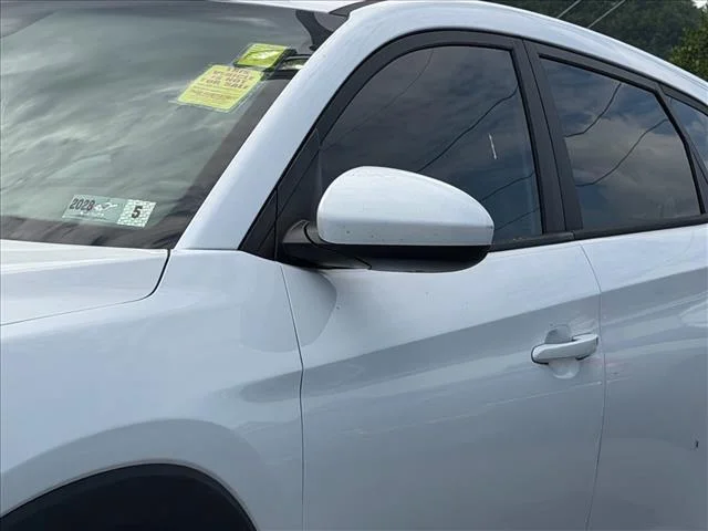 Used 2021 White Cream Hyundai SE image 4