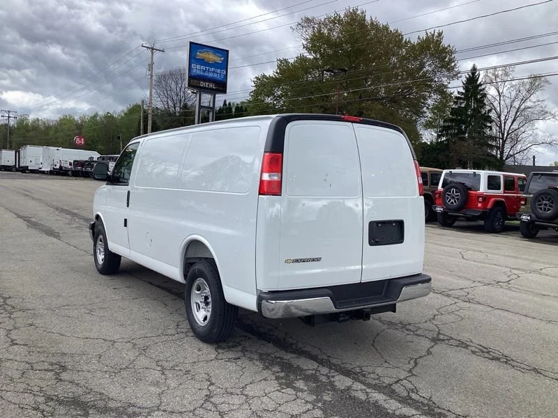 New 2026 Summit White Chevrolet WT image 5