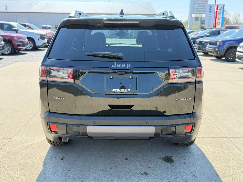 New 2026 Diamond Black Crystal Pearl-Coat Exterior Paint Jeep Limited image 5