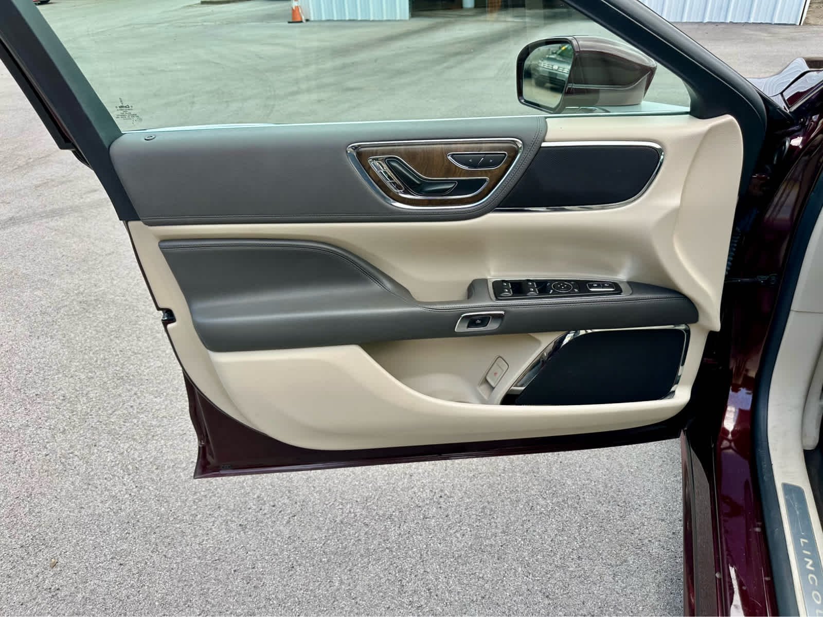Used 2019 Burgundy Velvet Tinted Clearcoat Lincoln Select image 10