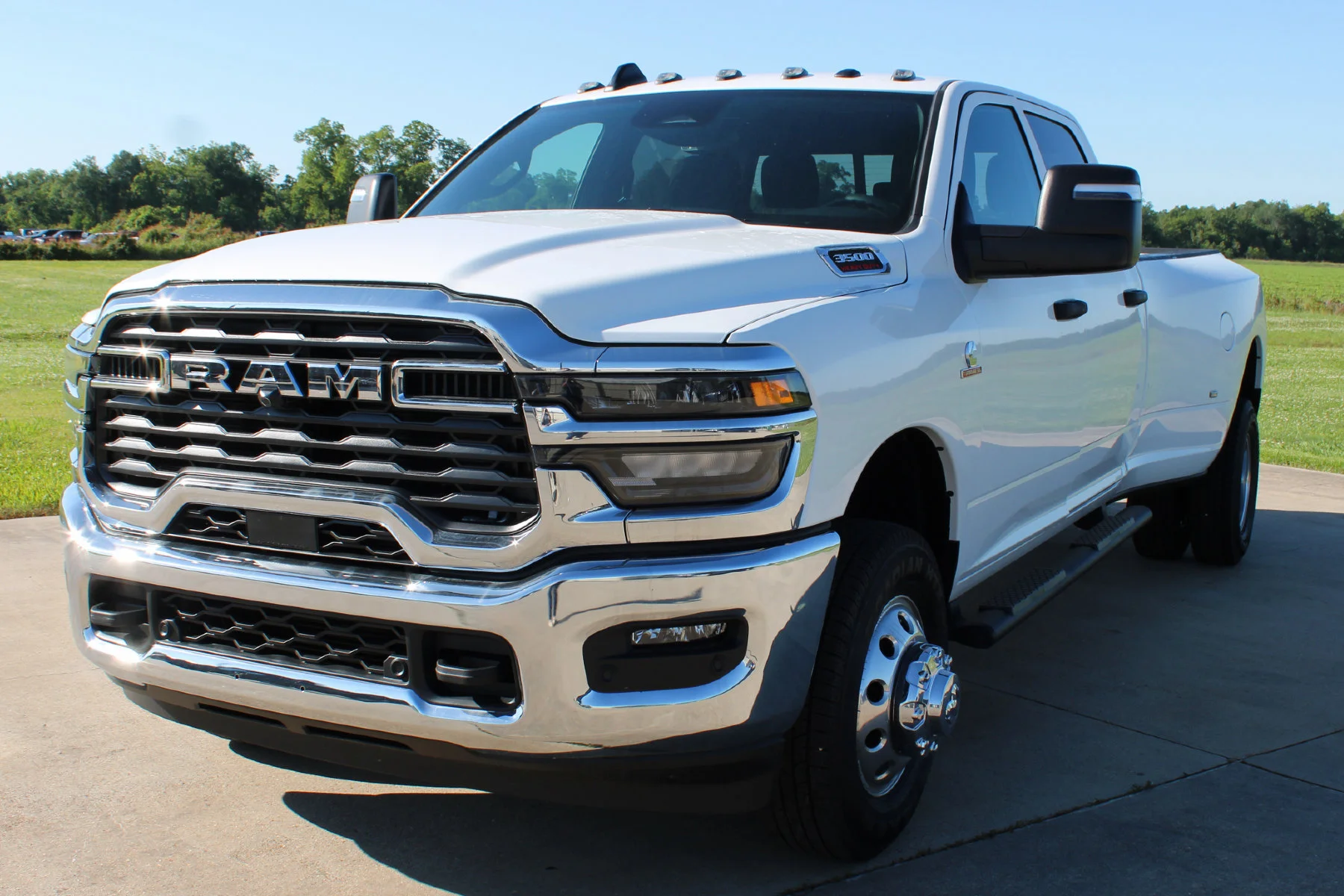 New 2026 Bright White Clear-Coat Exterior Paint RAM TRADESMAN CREW CAB 4X4 LONG BOX image 22