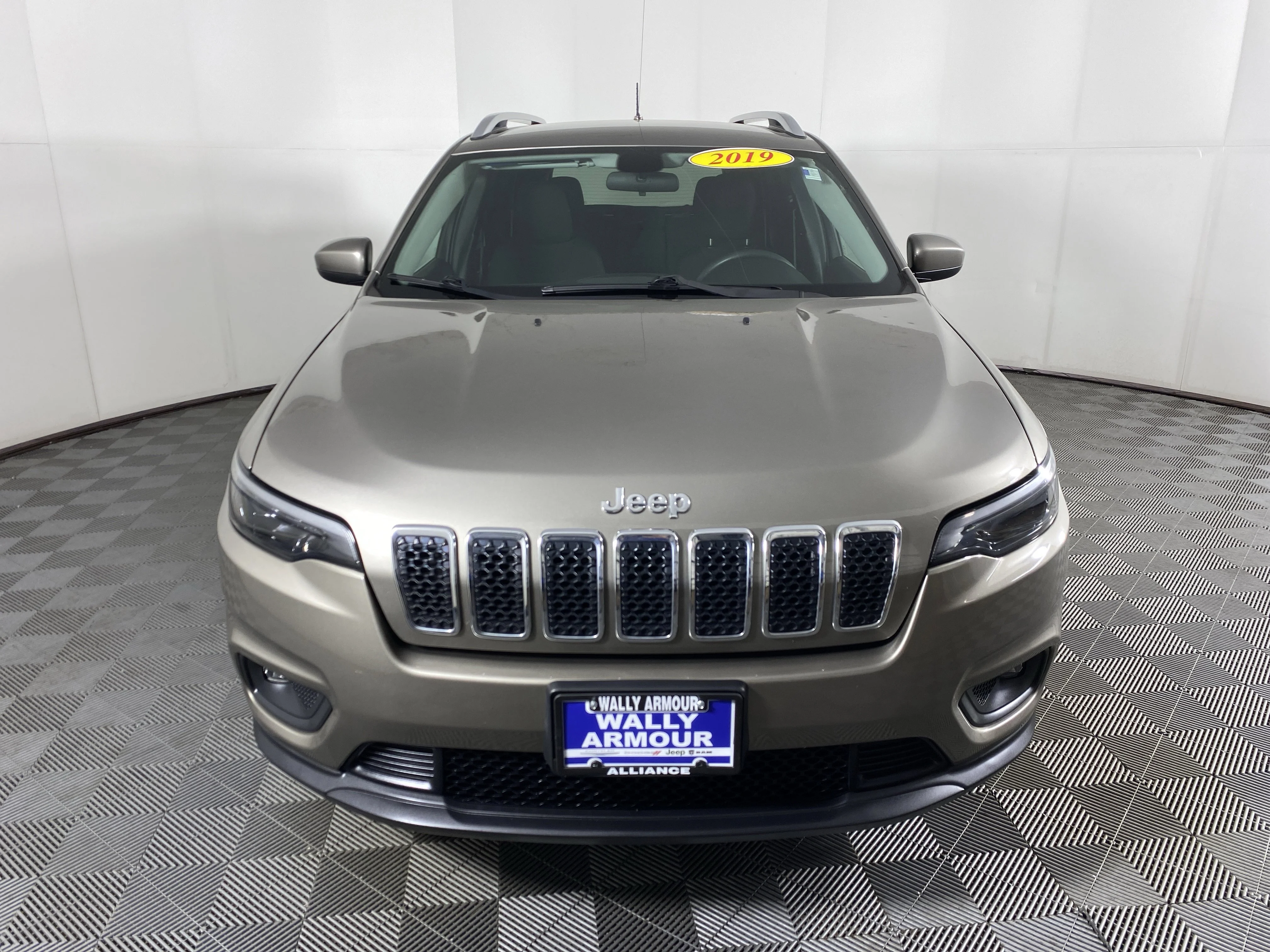 Used 2019 Light Brownstone Pearlcoat Jeep Latitude image 11