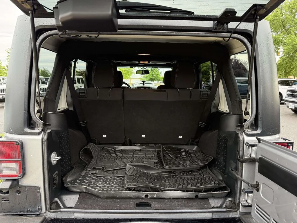 Used 2016 Silver Jeep Unlimited Rubicon image 34