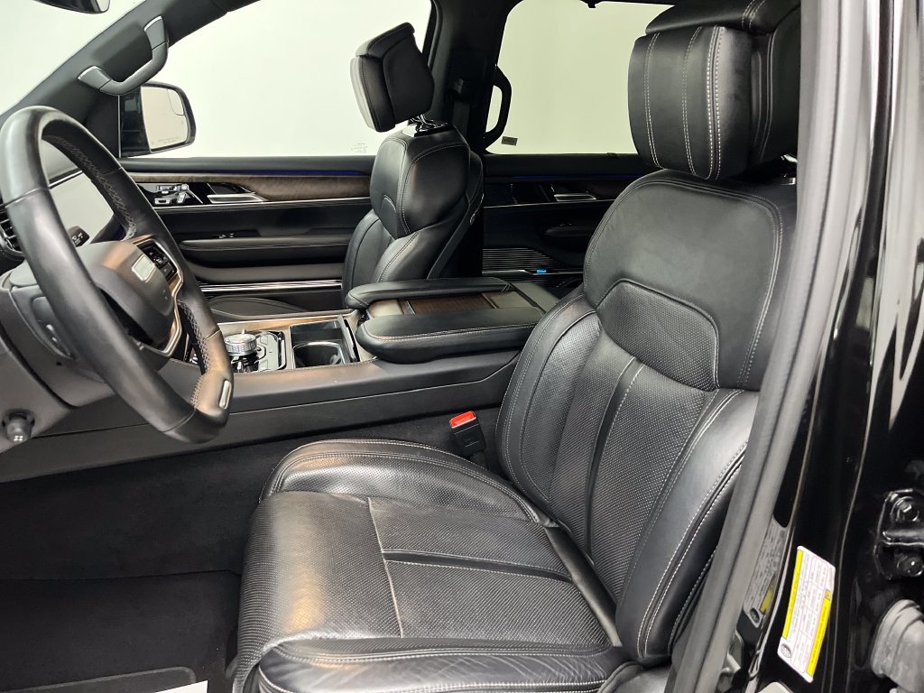 Used 2024 Black Jeep Base image 12