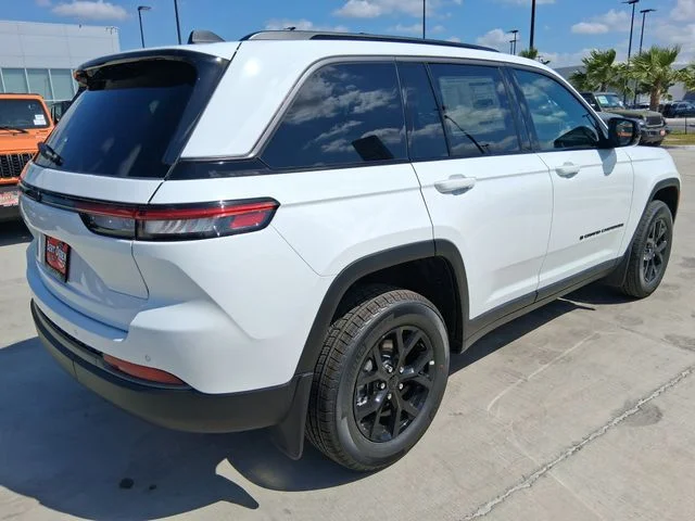 New 2026 Bright White Clear-Coat Exterior Paint Jeep Altitude image 7