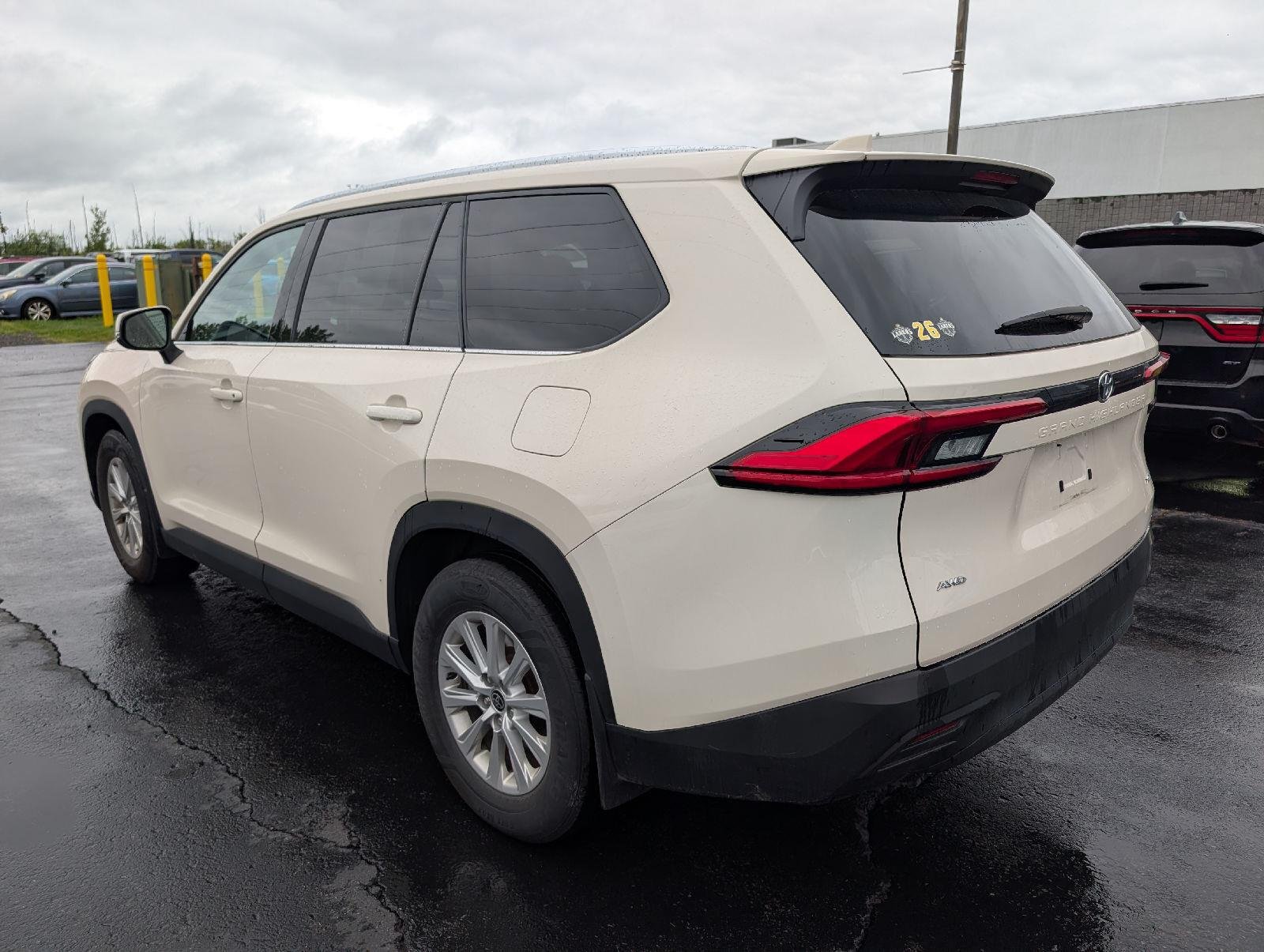 Used 2024 Coastal Cream Toyota XLE image 5