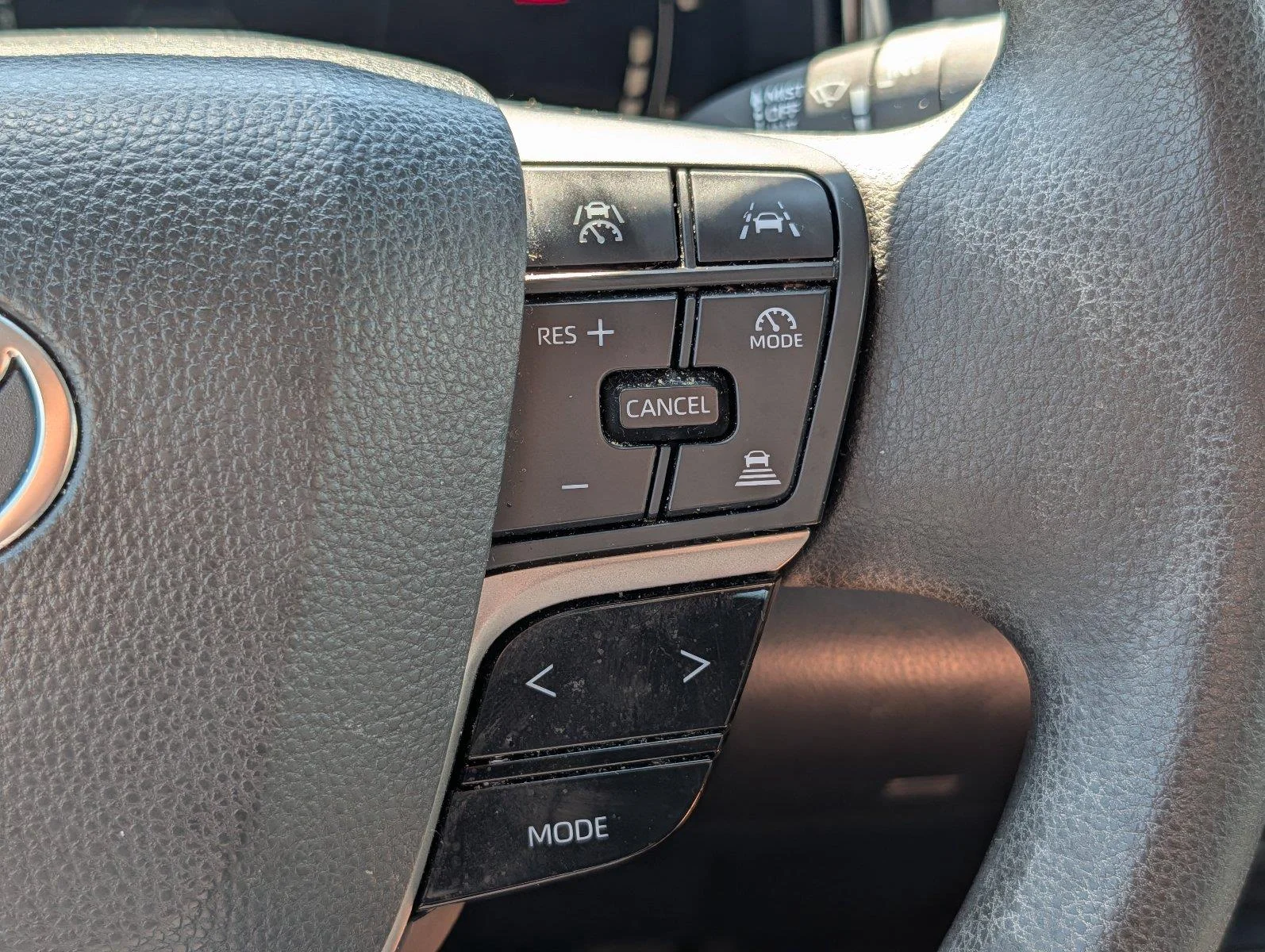 Used 2025 Ice Cap Toyota LE image 26