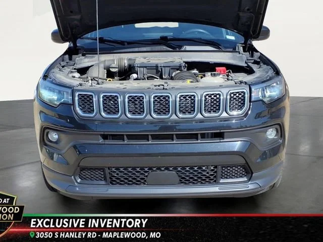 Used 2024  Jeep Latitude image 24