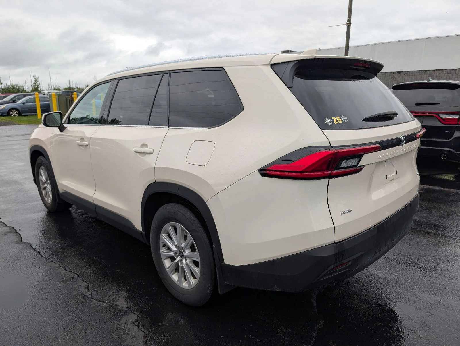 Used 2024  Toyota XLE image 5