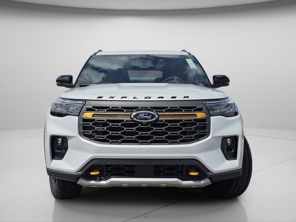 New 2026 Space White Metallic Ford Tremor image 3