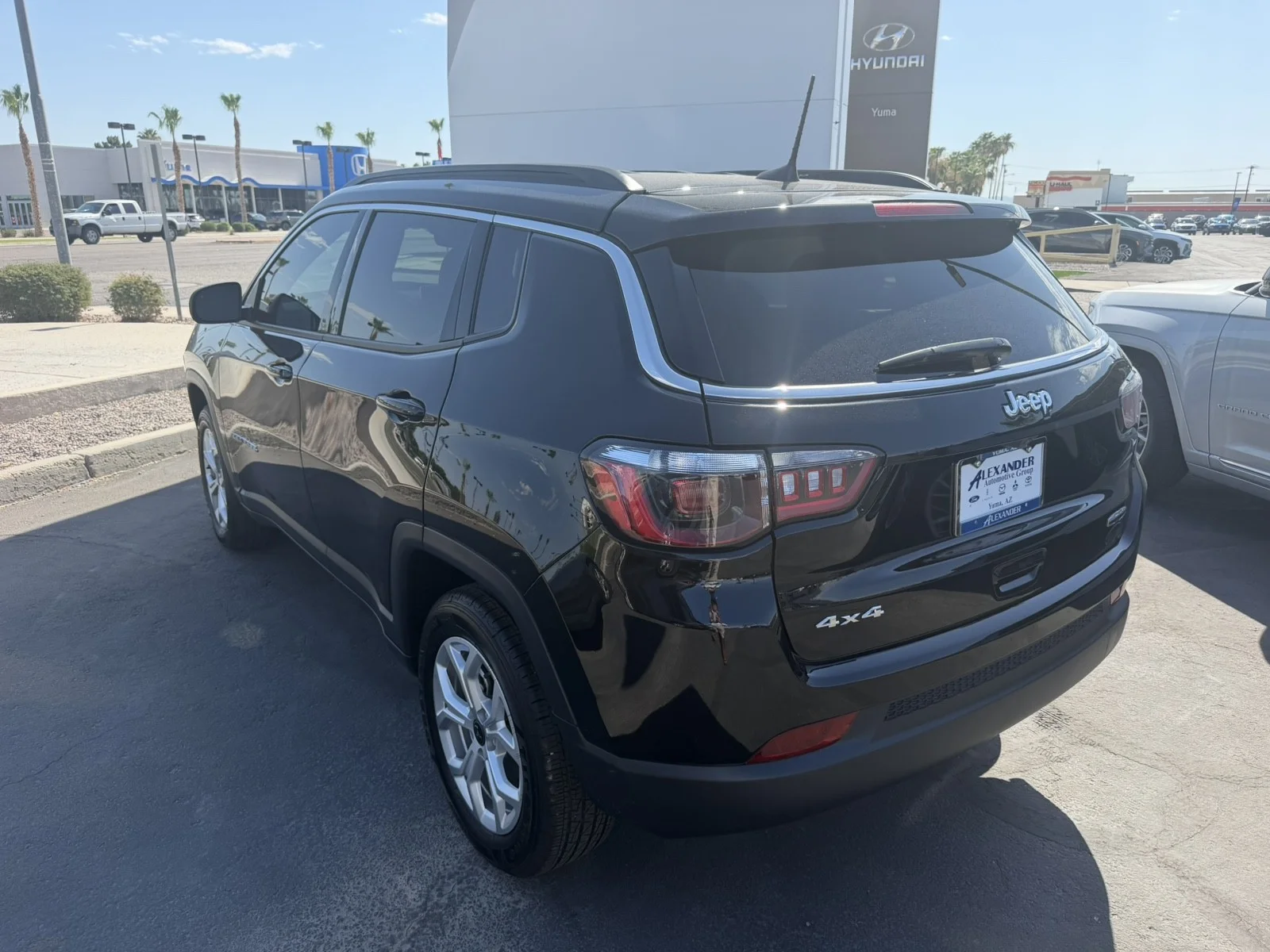 Used 2026 Diamond Black Crystal Pearlcoat Jeep Latitude image 6