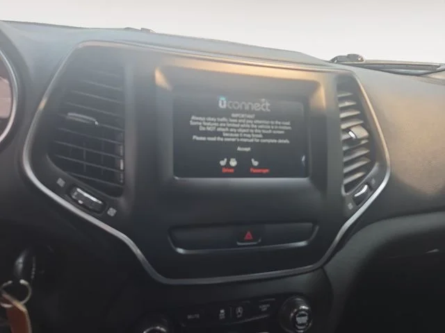 Used 2020 Silver Jeep Latitude image 14