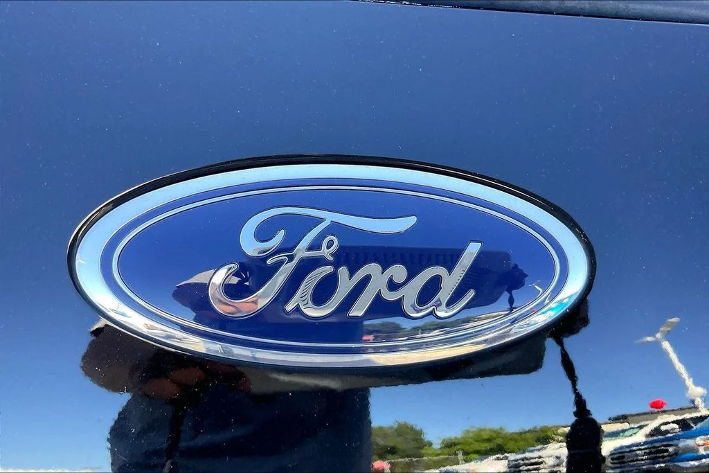 Used 2022 Black Ford SE image 33