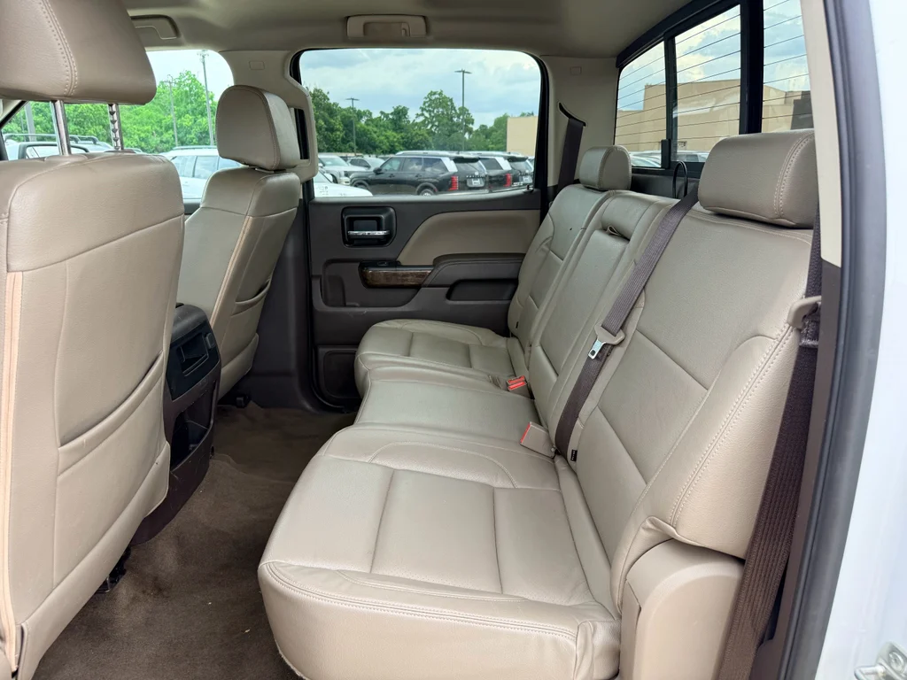 Used 2018 Summit White Chevrolet LT image 21
