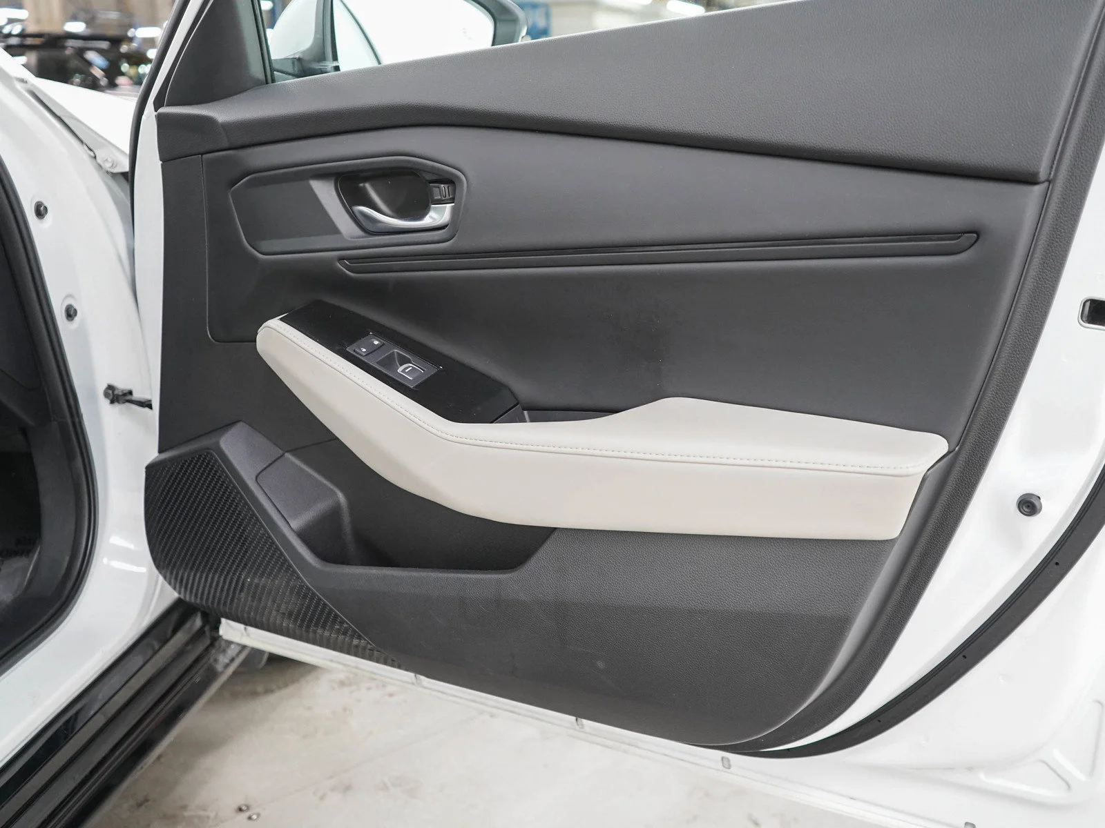 Used 2023 White Honda Touring image 10