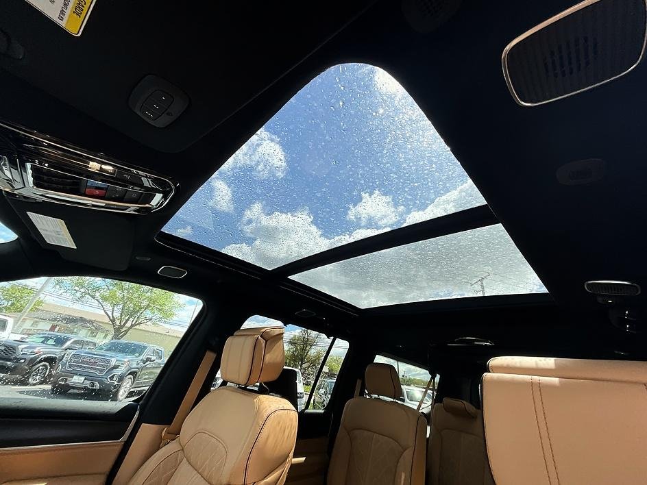 New 2026 Bright White Clear-Coat Exterior Paint Jeep Summit Reserve image 28