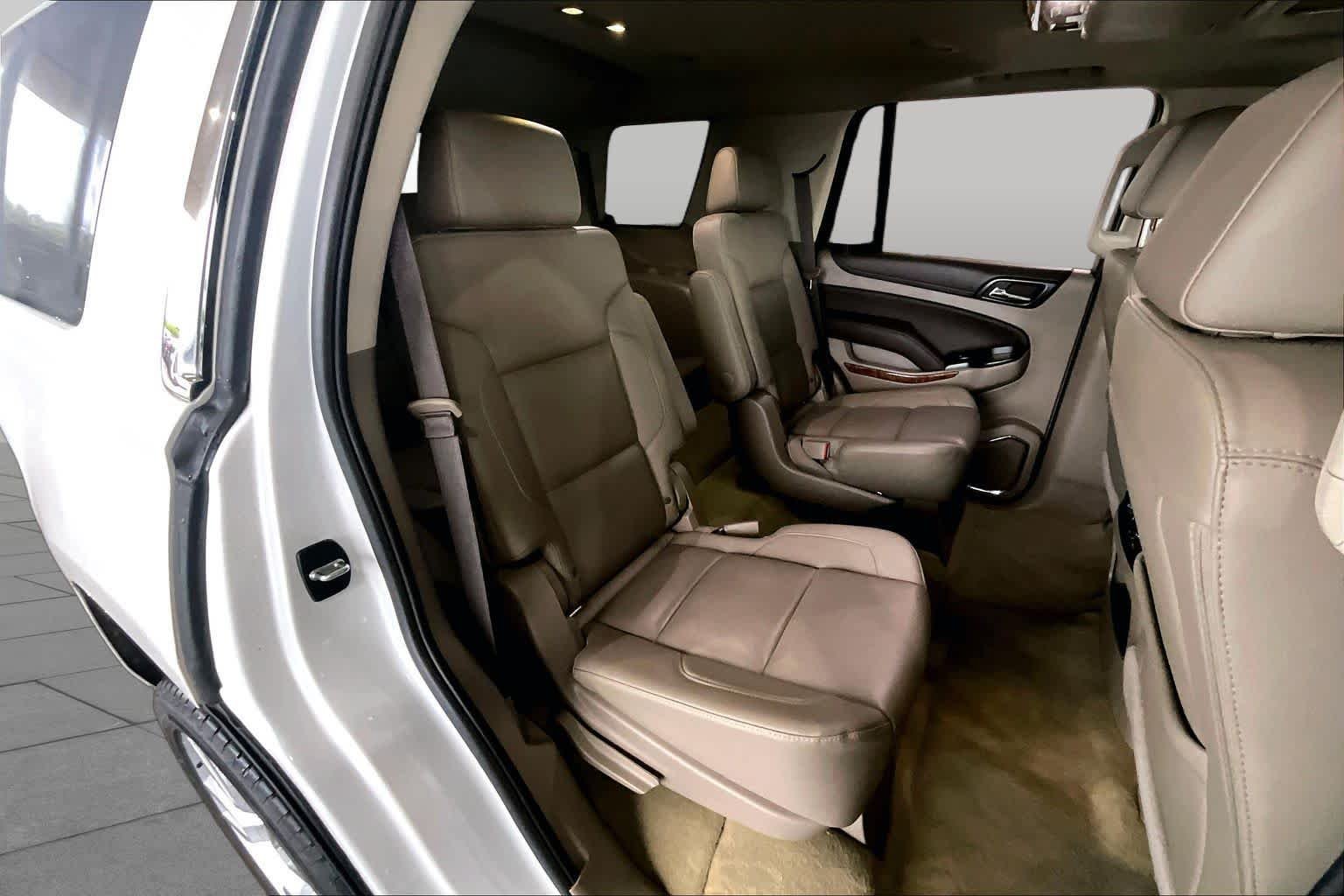 Used 2017 Iridescent Pearl Tricoat Chevrolet Premier image 20