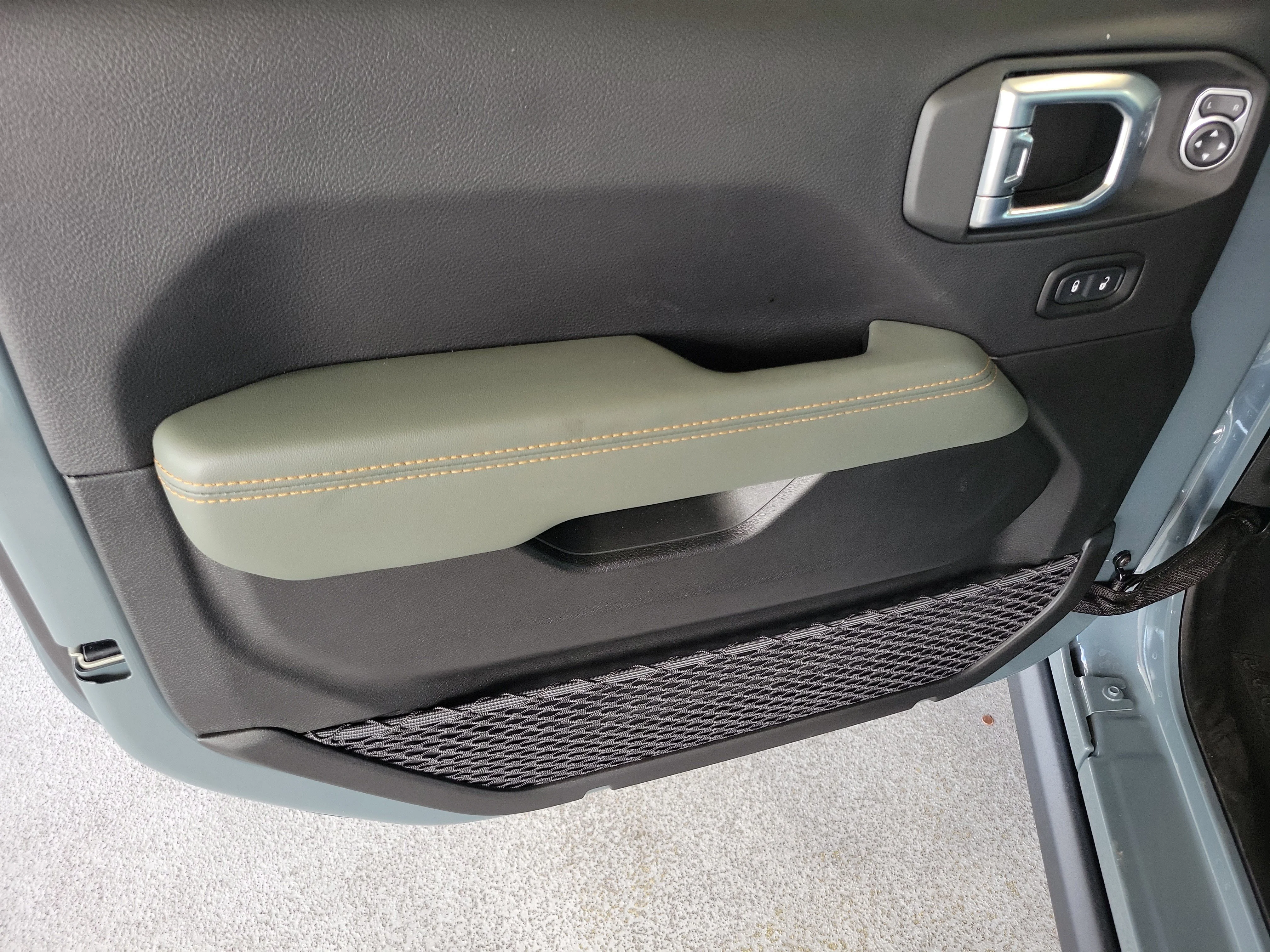 New 2025 Anvil Clear-Coat Exterior Paint Jeep Mojave X image 13